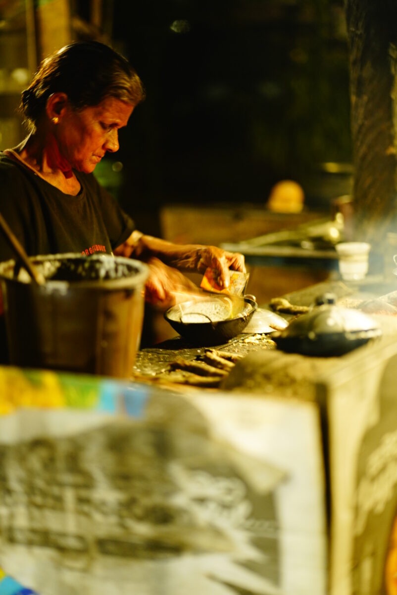 ローカル食堂の鉄板でロティを調理する様子
