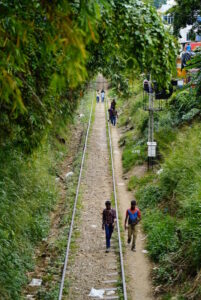 スリランカ・キャンディの緑に囲まれた美しい線路沿いの風景