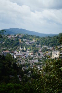 セイロン・ティー・ミュージアムのある山の上から見下ろすキャンディの美しい街並み