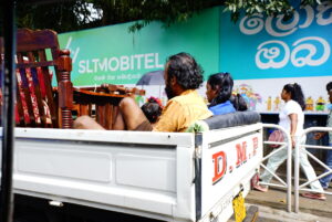 キャンディ郊外の山道でトラックの荷台に乗って引越しをする現地の家族