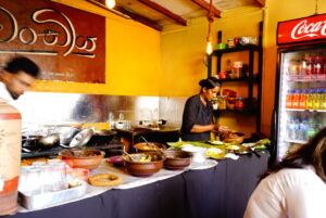 隠れ家レストランMandiyaの店先でカレーを調理するスリランカのお母さん