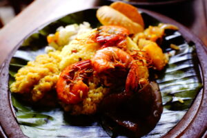 Mandiyaで提供されるバナナリーフに乗った本格的なスリランカのエビカレー