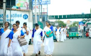 スリランカ・キャンディの街を歩く白いサリーの制服を着た現地の女学生たち