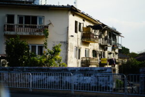 コロンボ川沿いに密集する古びた集合住宅(スラム団地)