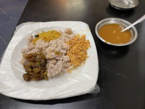 スラムエリア周辺の小さなレストランで提供される100ルピーの激安スリランカカレー