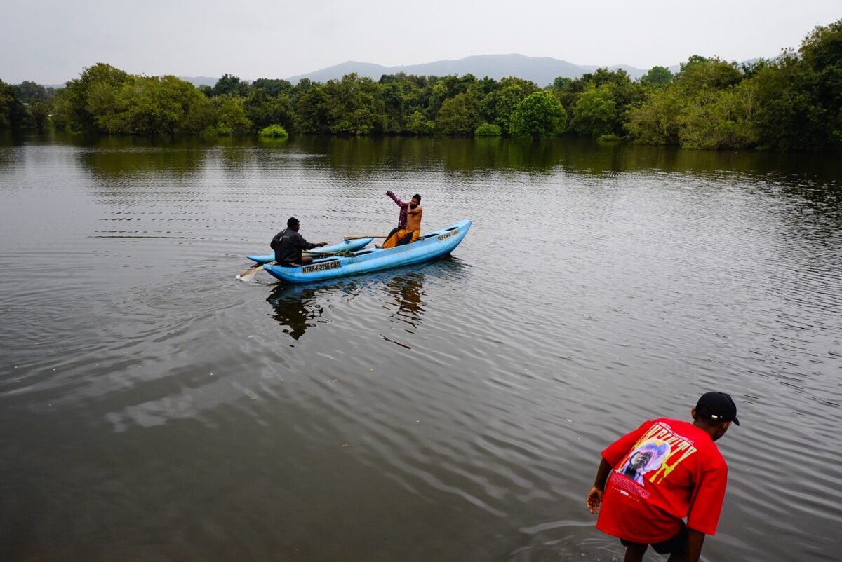 シギリヤの川沿いの岩場から見る自然風景と漁師