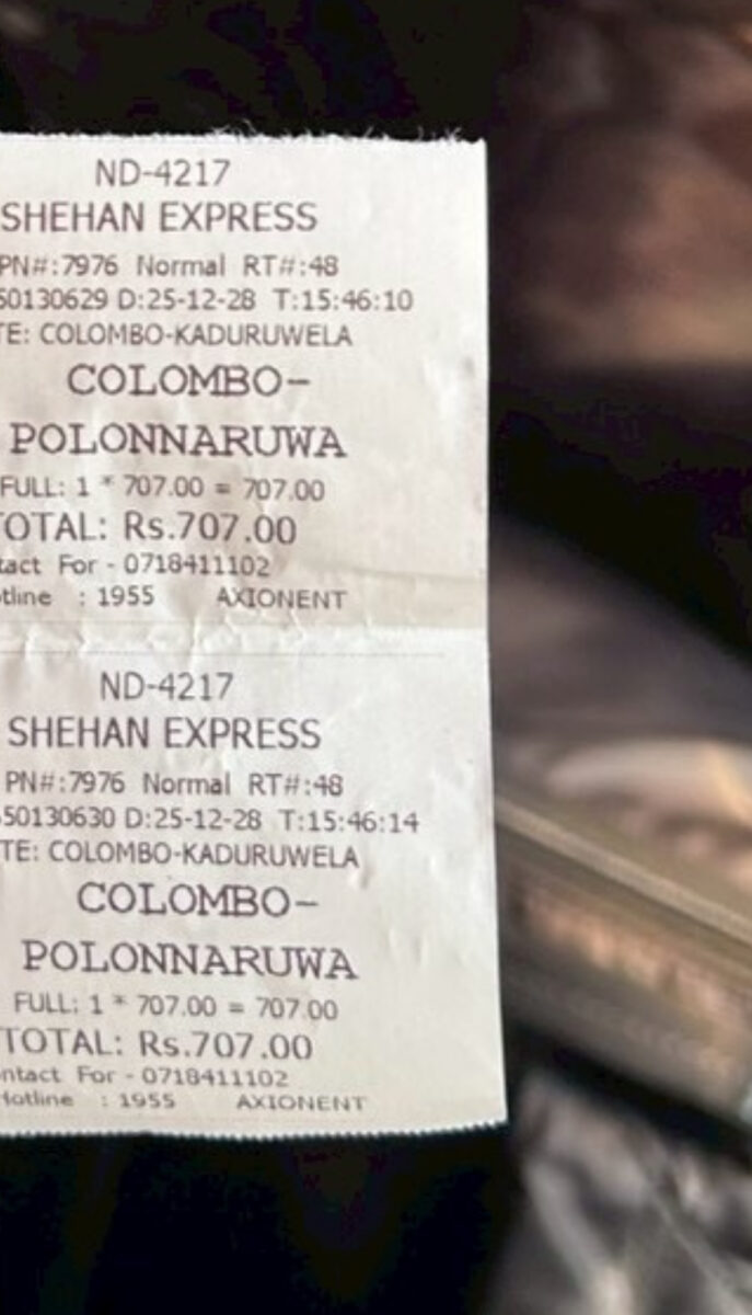 コロンボからハバラナへ向かうローカルバスの車内と窓外の風景