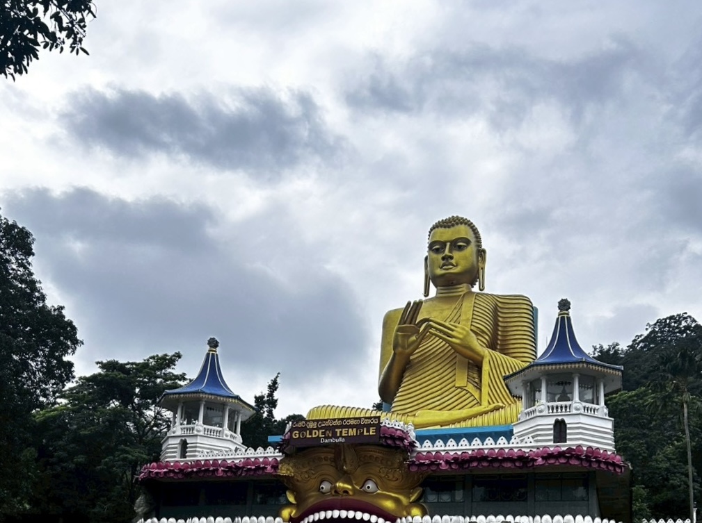 ダンブッラ石窟寺院の黄金の仏像