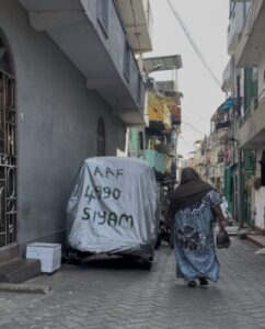 スレイブ・アイランドの路地に停まる多くのトゥクトゥク