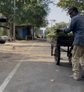 重い荷物を運ぶコロンボの日雇い労働者