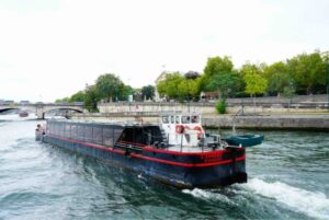 セーヌ川クルーズの船上から眺めるパリの歴史的な街並み