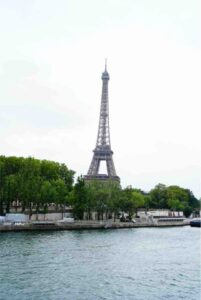 パリの青空にそびえ立つ鉄の刺繍、エッフェル塔の全景