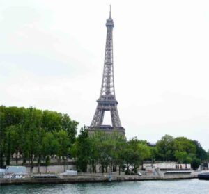 パリの青空にそびえ立つ鉄の刺繍、エッフェル塔の全景