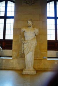 ルーヴル美術館内に展示された、筋肉の造形が美しい圧倒的な存在感の白彫刻