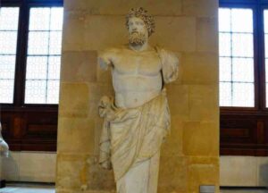 ルーヴル美術館内に展示された、筋肉の造形が美しい圧倒的な存在感の白彫刻