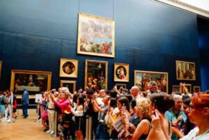 モナ・リザの前で一斉にスマートフォンを掲げる観光客の凄まじい人だかり