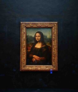 ルーヴル美術館の防弾ガラス越しに展示されたレオナルド・ダ・ヴィンチの名作『モナ・リザ』