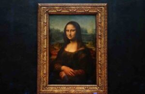 ルーヴル美術館の防弾ガラス越しに展示されたレオナルド・ダ・ヴィンチの名作『モナ・リザ』