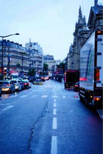 早朝、街灯が灯る静まり返ったパリ・ポワソニエール地区の美しい街並み