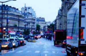 早朝、街灯が灯る静まり返ったパリ・ポワソニエール地区の美しい街並み