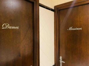 フランス語で書かれたトイレの案内板。左にDames(女性)、右にMessieurs(男性)の表記