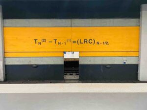 空港または駅の電子掲示板に表示された、特性方程式のように複雑な便名や時刻の羅列