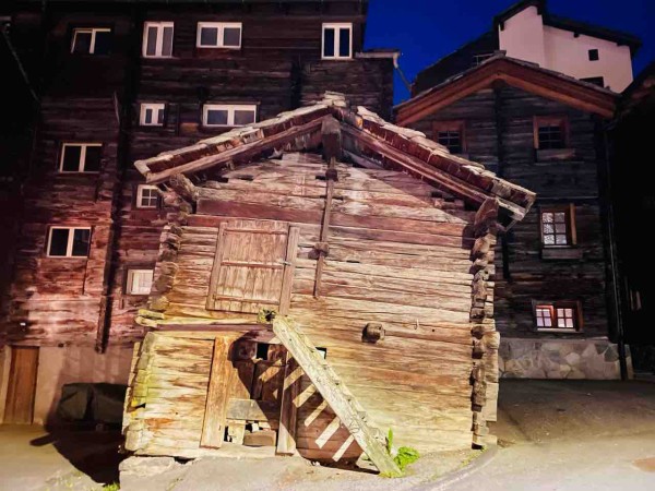 スイス・ツェルマットの登山家墓地