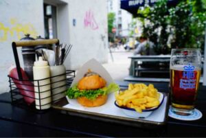 ドイツのレストランで注文したハンバーガーとビールのセット。価格は19.99ユーロ