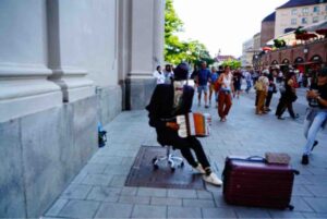 ミュンヘンの街角でアコーディオンを演奏するストリートミュージシャン