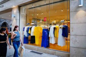 ウクライナ国旗の色である青と黄色で装飾されたショップのショーウィンドウ