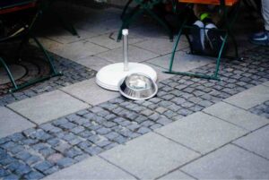 街角に設置された犬用の水飲み場。Dog Friendlyと書かれている