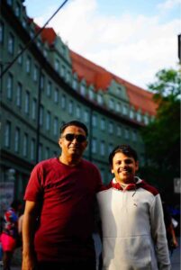 カメラに向かってポーズをとる陽気なミュンヘンの若者二人組