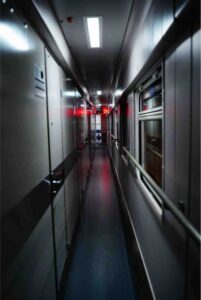 夜の駅のホームに停車しているウィーン行きの寝台列車オーストリア連邦鉄道(ÖBB)の車両