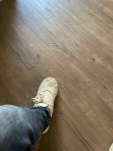 お気に入りの革靴にこぼれてシミになってしまったチキンヌードルスープの跡