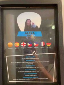 ゲストハウススタッフの名札。話せる言語を示す国旗のバッジが大量についている