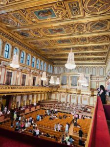 ウィーン楽友協会の黄金のホール。豪華なシャンデリアと黄金色の装飾が輝く内観