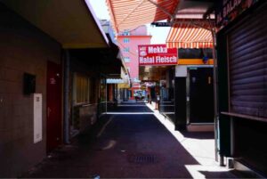 オーストリア・ウィーンの歴史的な建築物が並ぶ曇り空の街並み