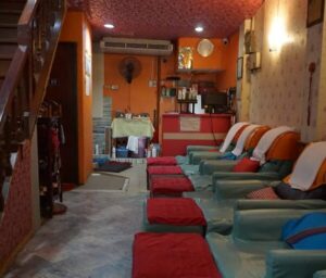 バンコクで早朝から営業しているマッサージ店「5 Sam Thai Massage」の外観