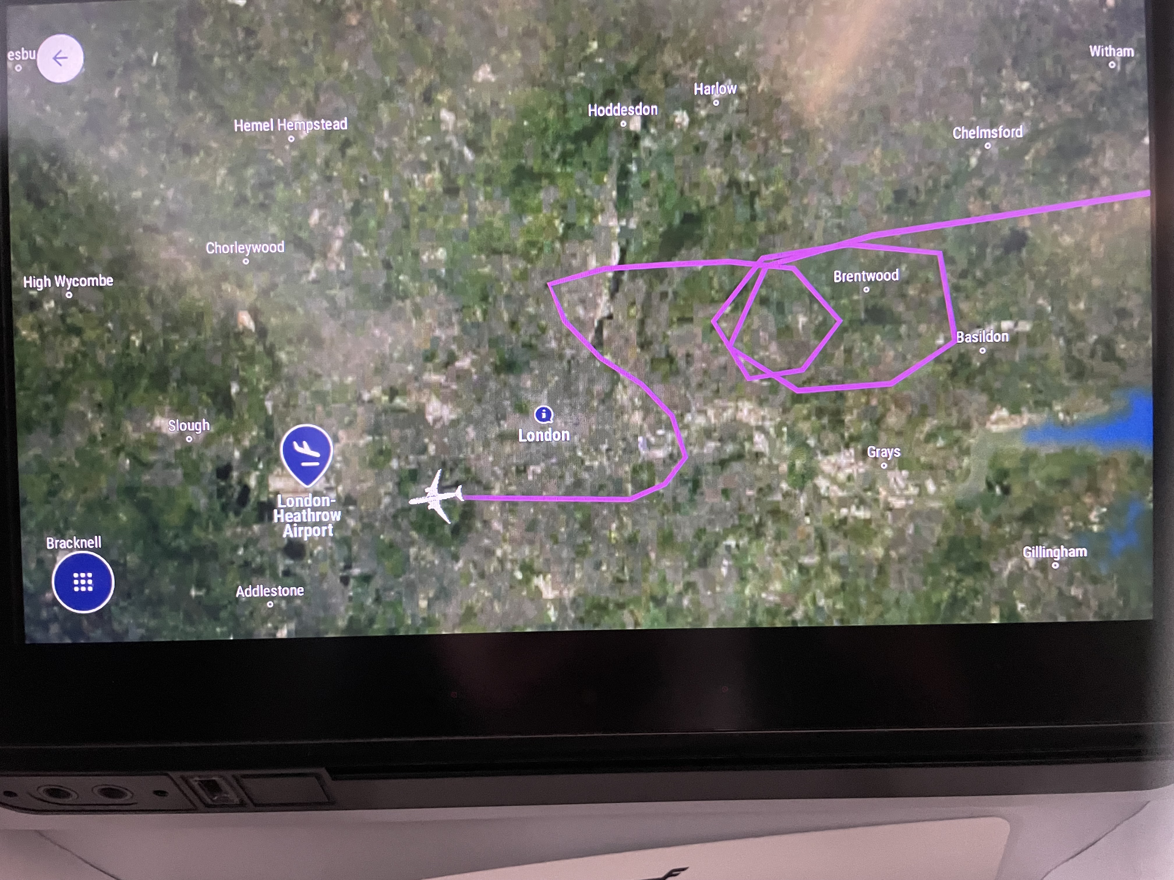 ロンドン・ヒースロー空港へ着陸する飛行機の窓からの景色