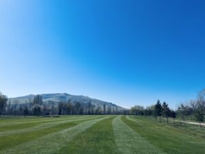 キルギス国内唯一の9ホールゴルフ場「Maple Leaf」でのプレーの様子