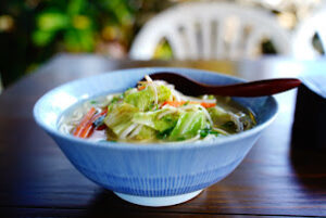 波照間島名物のシャキシャキ野菜が山盛りに乗った絶品野菜そば