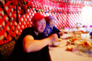 ユルタキャンプのおばあちゃんからもらったたくさんのお菓子