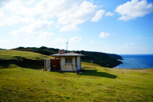 与那国島の最東端・東崎(あがりざき)の展望台と心地よい風景