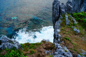 断崖絶壁からやんばるの荒々しい海を見下ろすスリリングな絶景岬