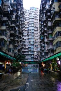 クオーリーベイにある圧倒的な高密度建築「海山楼」を見上げた風景
