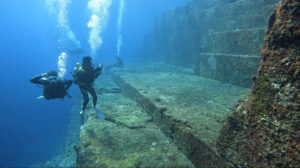 強烈な黒潮の激流に潜る与那国島最大のミステリー「海底遺跡」でのダイビング