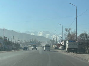 ビシュケクからボコンバエバへ向かうマルシュルートカ(乗り合いバス)から見えるキルギスの田舎道