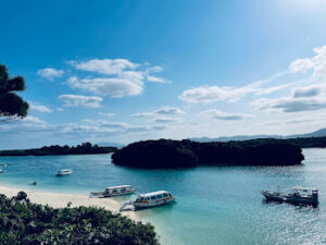 ミシュラン三ツ星を獲得した石垣島・川平湾の息を呑むほど美しいエメラルドグリーンの海