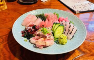 漁師直営の居酒屋「あずさ丸」の価格破壊コスパを誇る刺身5点盛り