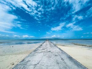 竹富島の西桟橋から望む青い海と絶景のサンセットポイント